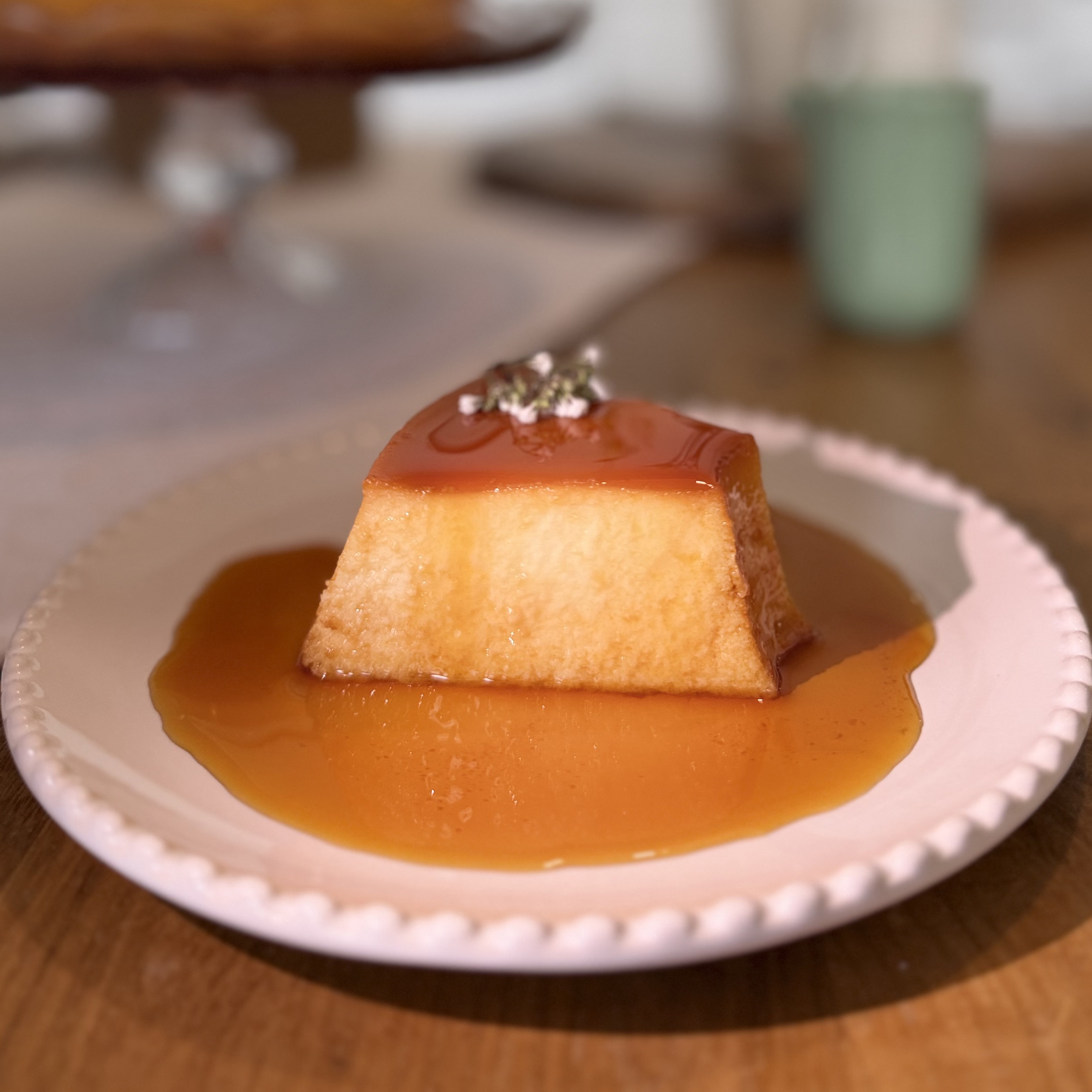 Une part de pudim, nappée de caramel